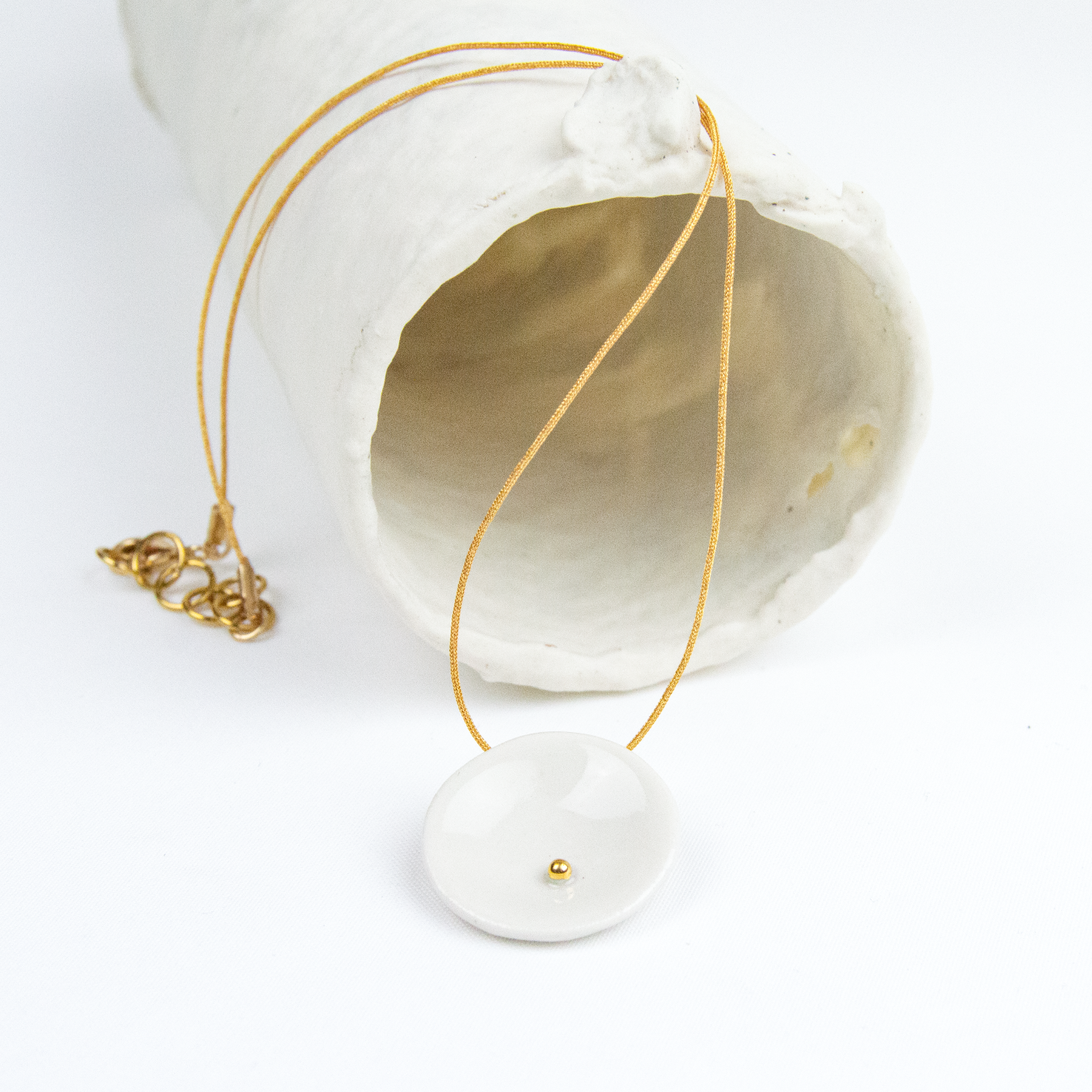 Colgante porcelana punto oro
