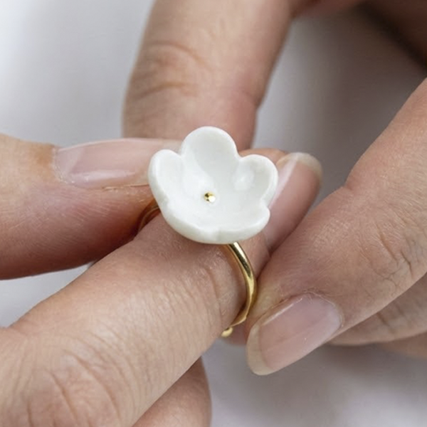 Anillo flor punto oro